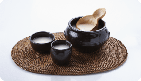 Makgeolli in a jaar and two full glasses of makgeolli
